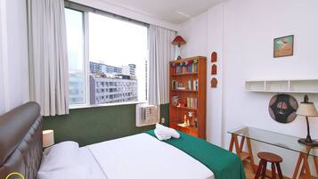 2 habitaciones, cortinas blackout y tabla de planchar con plancha