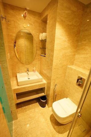 Suite Deluxe | Salle de bain | Douche, articles de toilette (gratuits), séchoir à cheveux