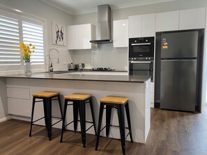 Mikrovågsugn, ugn, spishäll och diskmaskin