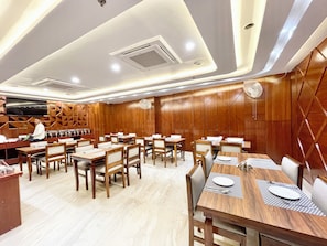 Restaurant - Hotel Mantavya - Varanasi near Temple (Varanasi)