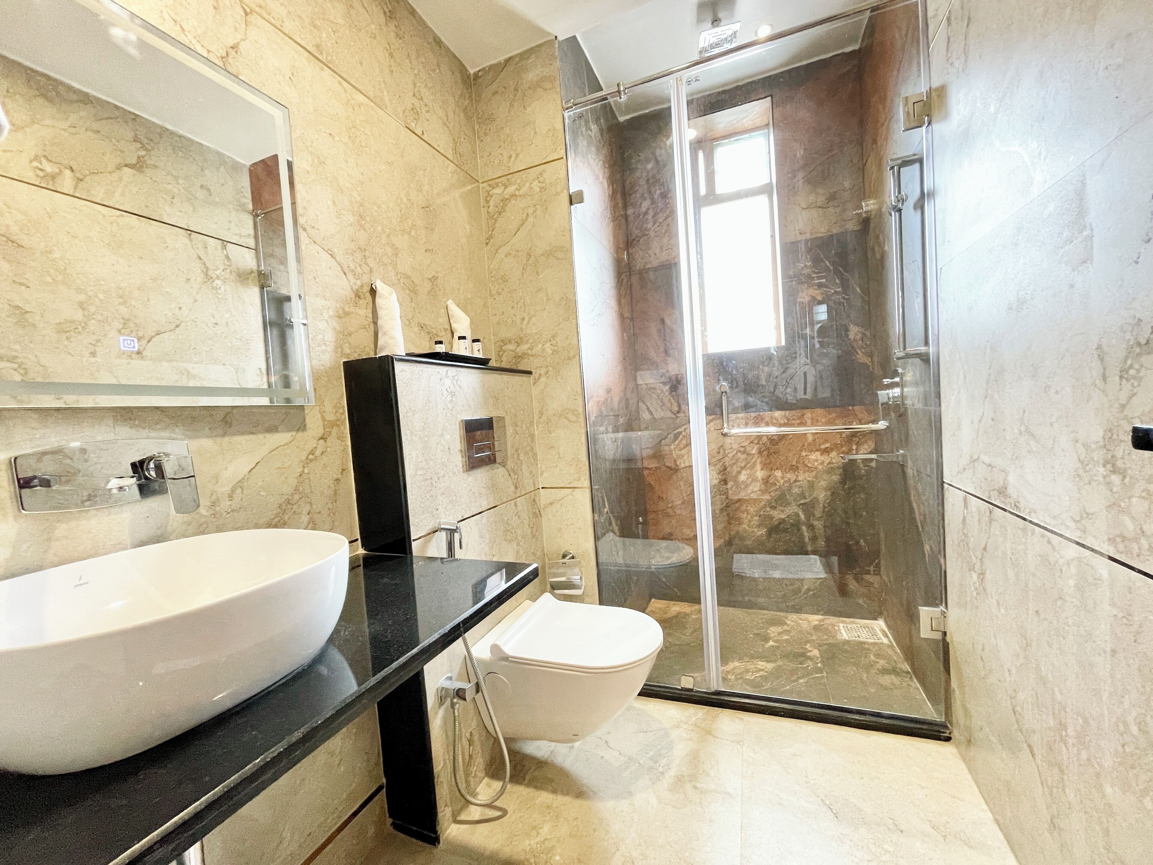 Shower, pancuran hujan, handuk, dan sabun