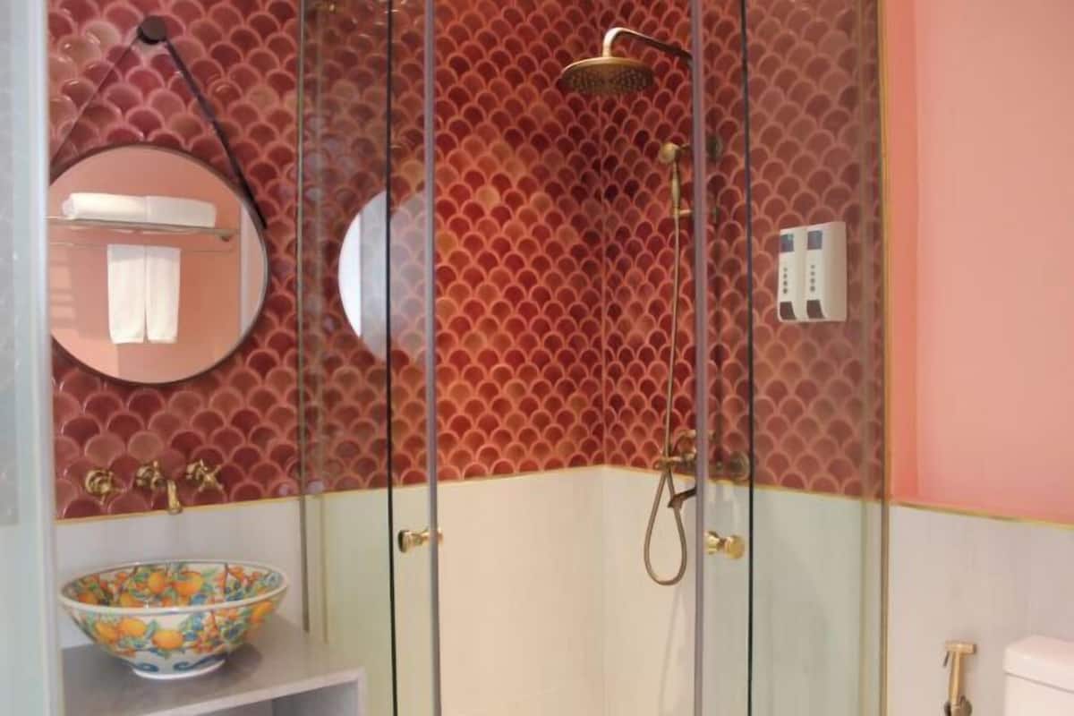 Dusche, Regendusche, Haartrockner, Handtücher