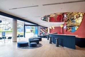 Lobby sitting area - Riva Vibe Hotel Bangkok by PCL (Bangkok)