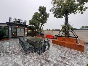 Family Villa, Pool View | Ruang tamu | 32 inci televisyen skrin rata dengan kabel