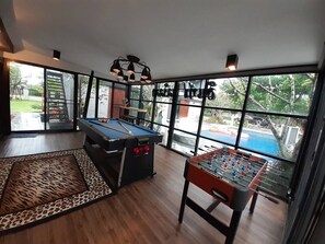 Villa familiar, vista a la alberca | Área de sala de estar | Televisión de pantalla plana de 32 pulgadas con canales por cable