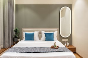 Hypo-allergenic bedding, desk, free WiFi, bed sheets