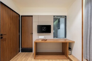 Hypo-allergenic bedding, desk, free WiFi, bed sheets - The Zuree Hotel (Gandhinagar)