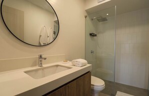 Douche, sèche-cheveux, serviettes fournies, shampoing
