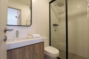 Dusche, Haartrockner, Handtücher, Shampoo