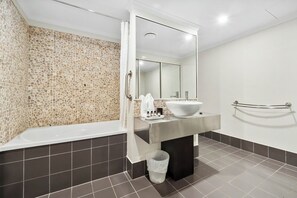 Hair dryer, towels - Privately Managed Pool Access 1 Bedroom Apartment in Mango Resort Palm Cove (Palm Cove)