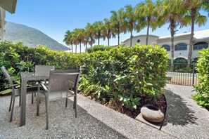 Outdoor dining - Privately Managed Pool Access 1 Bedroom Apartment in Mango Resort Palm Cove (Palm Cove)