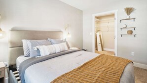 4 Schlafzimmer, Schreibtisch, Bügeleisen/Bügelbrett, Reisekinderbett