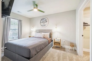 4 chambres, bureau, fer et planche à repasser, lit de bébé portatif