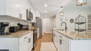 Een koelkast, een magnetron, een oven, een kookplaat