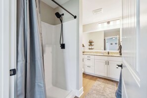 Douche, sèche-cheveux, serviettes fournies