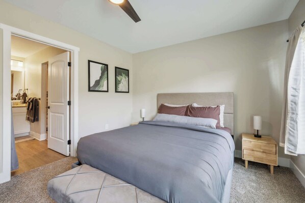 5 chambres, bureau, fer et planche à repasser, lit de bébé portatif