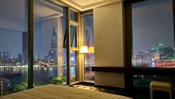 Deluxe-huoneisto, 3 makuuhuonetta, kaupunkinäköala | Memory foam -patjalliset sängyt, tallelokero huoneessa, työpöytä