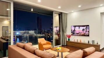 Deluxe-huoneisto, 3 makuuhuonetta, kaupunkinäköala | Memory foam -patjalliset sängyt, tallelokero huoneessa, työpöytä