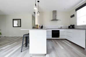 ثلاجة، ميكروويف، فرن، موقد طهي مسطح