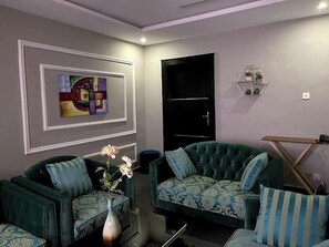 Economy-Apartment, Balkon, Stadtblick | Wohnbereich