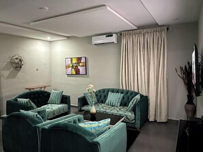 Economy-Apartment, Balkon, Stadtblick | Wohnbereich