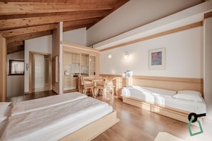 Studio, Balcony