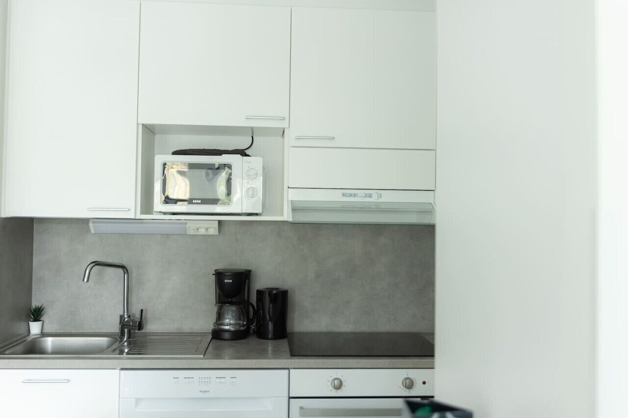 Jääkaappi, mikroaaltouuni, uuni, liesi