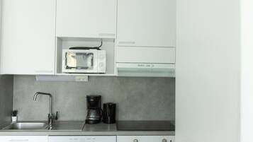 Jääkaappi, mikroaaltouuni, uuni, liesi