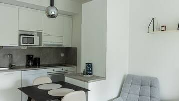 Jääkaappi, mikroaaltouuni, uuni, liesi