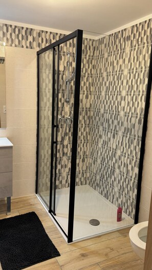 Shower, hair dryer, towels, soap - BRIGHT APARTMENT FORMIGUERES (Formiguères)