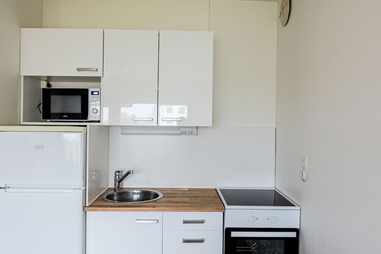 Jääkaappi, mikroaaltouuni, uuni, liesi