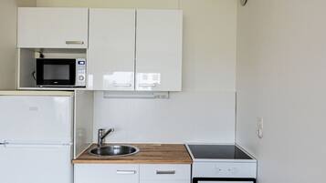 Jääkaappi, mikroaaltouuni, uuni, liesi