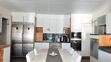 Jääkaappi, mikroaaltouuni, uuni, liesi