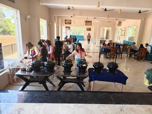 Quarto casal ou duplo superior, sacada, vista para o jardim | Sala de jantar