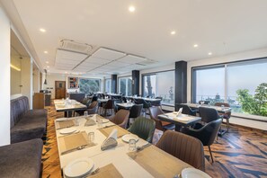 Tägliches Frühstücksbuffet gegen Gebühr