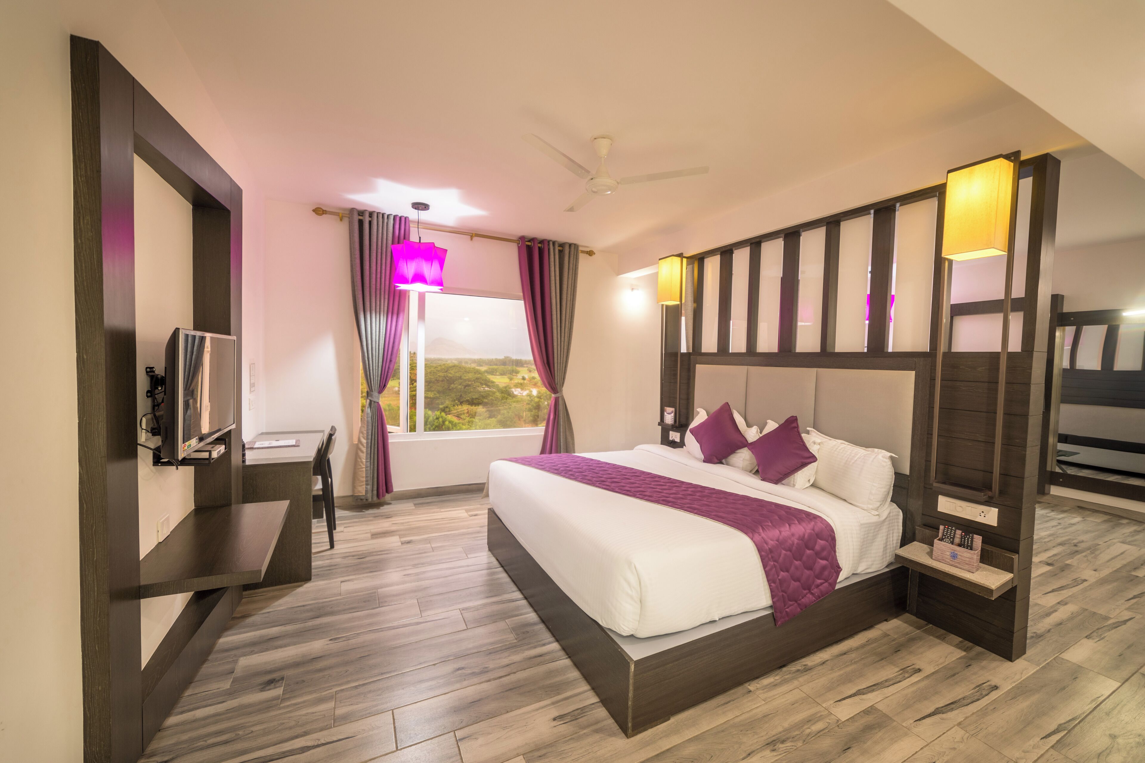 スイート | 高級寝具、デスク、ノートパソコン用作業スペース、防音設備