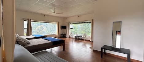 Luxury Quadruple Room | Laptop workspace, free WiFi