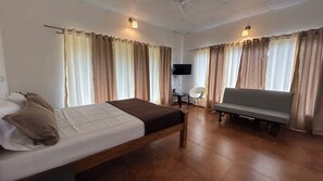 Dobbeltrom – deluxe, terrasse | Skrivebord for bærbar PC og wi-fi (inkludert)