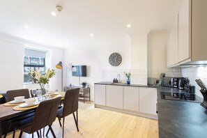 Apartment | Dining - Brighton/2bedroomflat/modern/tv/wifi (Brighton)