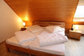 2 dormitorios, tabla de planchar con plancha, cuna de viaje