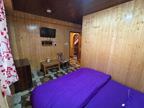 Classic Room, Hill View | Desk, free WiFi - Pineview (Shimla)