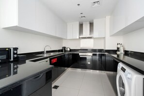 Microwave, oven, stovetop, dishwasher - Luxurious 2BHK Apartment in Dubai Marina, Damac Heights (Dubai Marina)