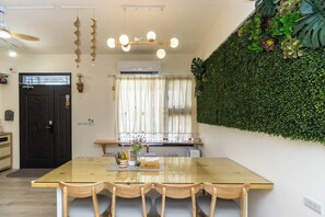 Comfort Villa, Balcony, Park View | In-room dining