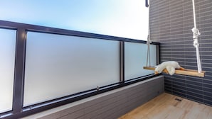 A balcony with a swing seat and a white swan decoration. - Turn Right Home (Wujie)