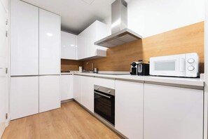 Kühlschrank, Ofen, Geschirrspüler, Wasserkocher mit Kaffee-/Teezubehör