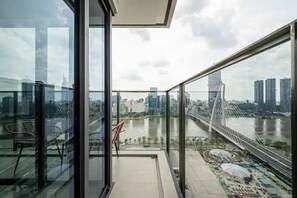 Apartamento premium, 3 quartos, vista para a cidade | Camas com colchões de espuma com sistema de memória, cofres nos quartos