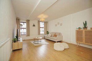 Living area - Manchester City Centre, 1BR Apartment, Strong Wifi (Manchester)