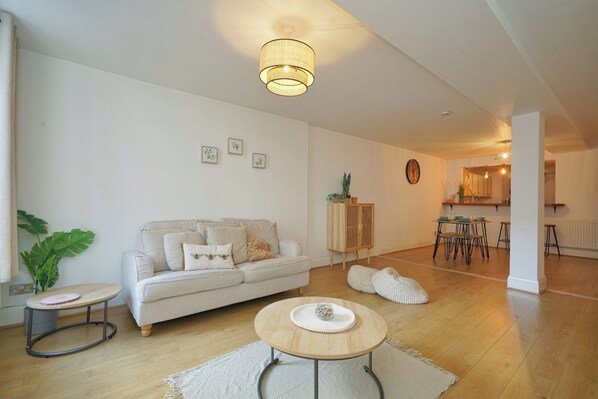 Living area - Manchester City Centre, 1BR Apartment, Strong Wifi (Manchester)