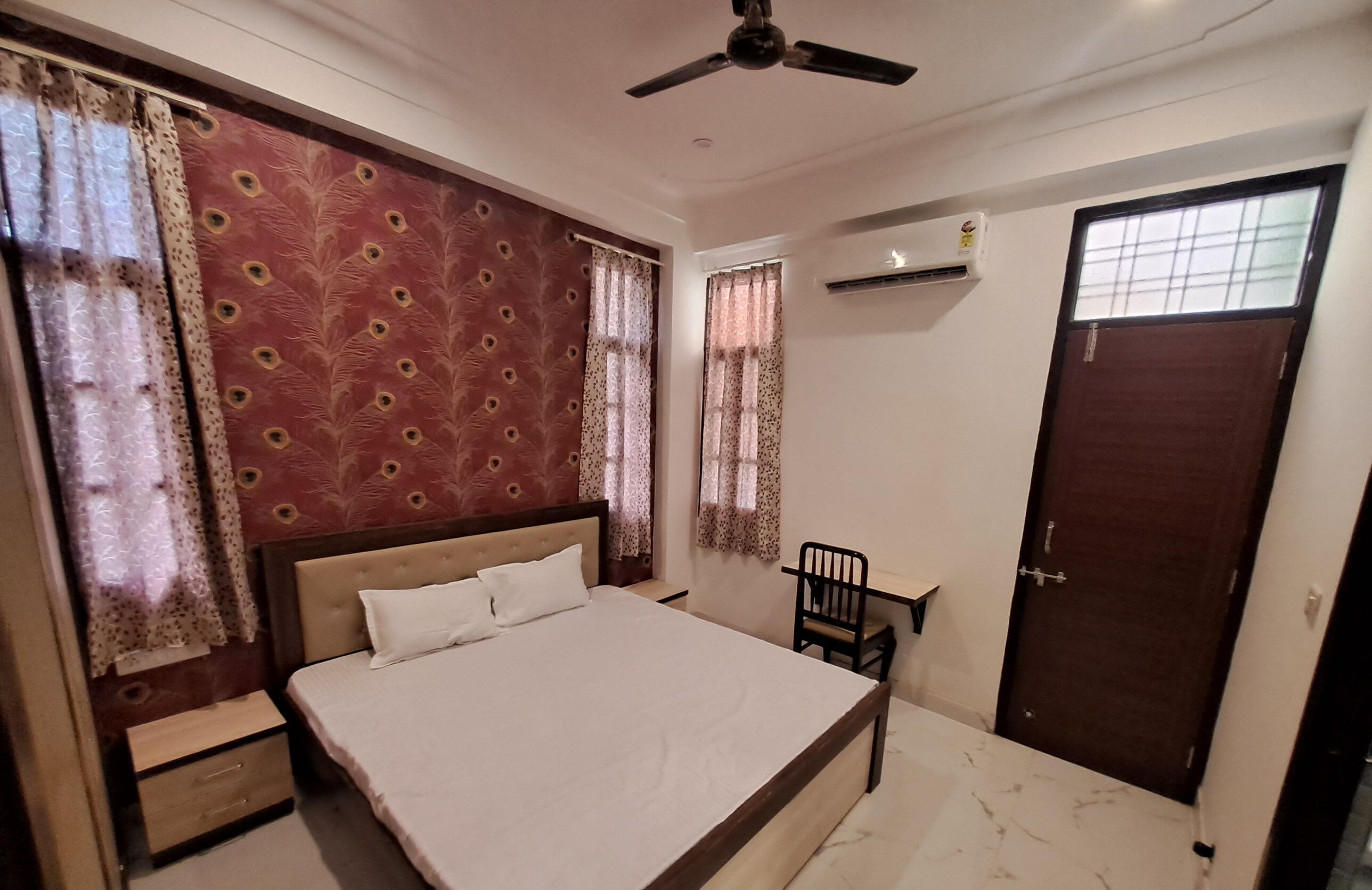 Familie appartement | Luxe beddengoed, een bureau, een laptopwerkplek