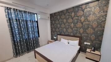 Deluxe Room | Premium bedding, desk, laptop workspace, iron/ironing board